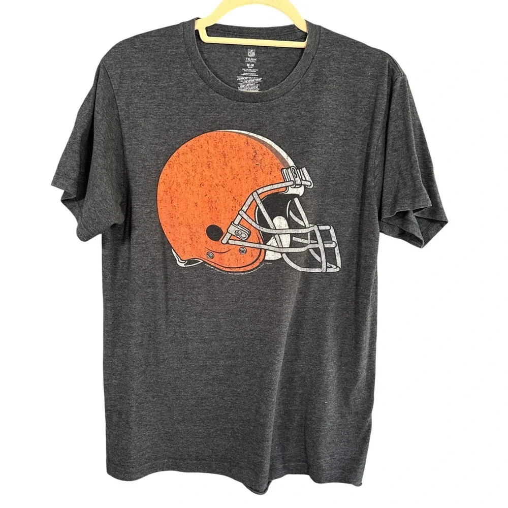 NFL Team Apparel Cleveland Browns Shirt Mens Medium Gray Helmet Graphic Tee